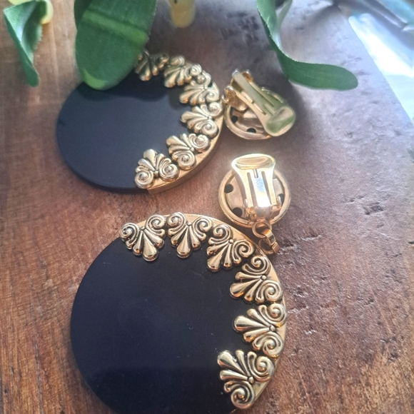 Vintage gold and black clip on earrings - Picture 2 of 8